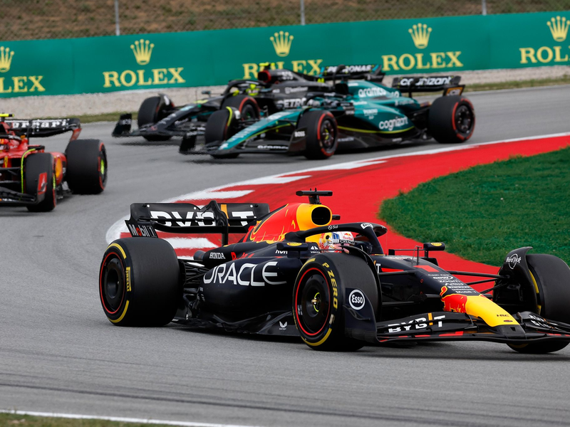 Der Niederländer Max Verstappen im Red-Bull-Boliden. - Foto: Joan Monfort/AP