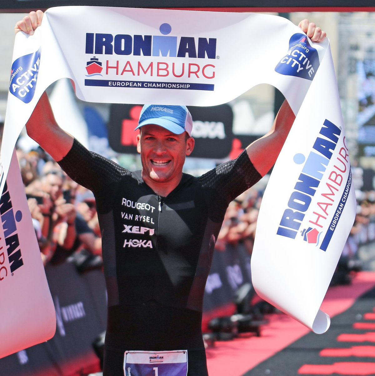 Der Franzose Denis Chevrot läuft als Sieger in das Ziel ein. - Foto: Markus Tischler/dpa