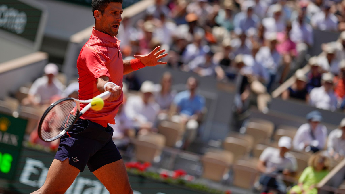 Novak Djokovic steht im Viertelfinale der French Open. - Foto: Thibault Camus/AP/dpa