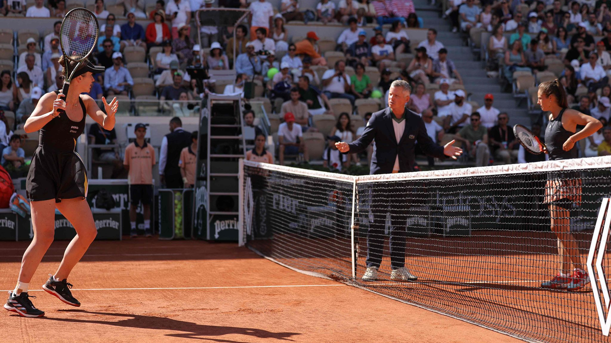 Die Ukrainerin Elina Svitolina (l) und die Russin Daria Kasatkina vor Beginn des Spiels. - Foto: Thomas Samson/AFP/dpa