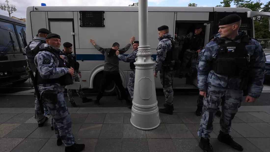 Polizisten halten einen Demonstranten auf dem Puschkinskaja-Platz in Moskau fest. - Bild: AP/dpa