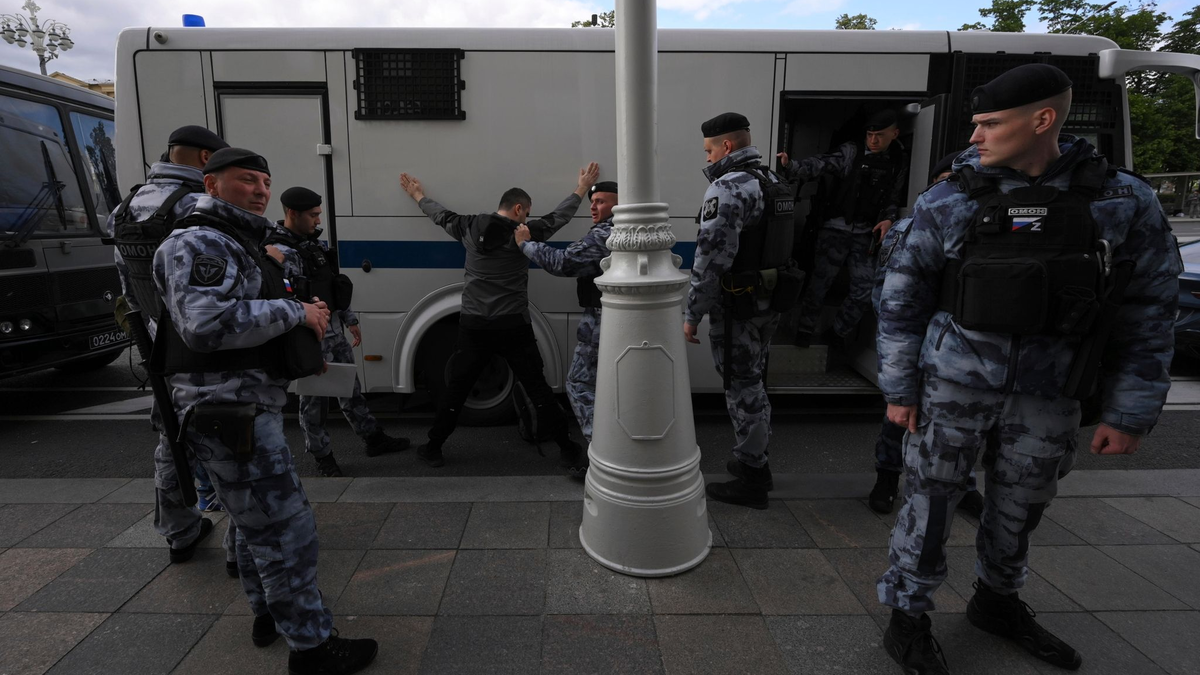 Polizisten halten einen Demonstranten auf dem Puschkinskaja-Platz in Moskau fest. - Foto: AP/dpa