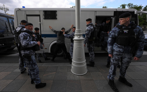 Polizisten halten einen Demonstranten auf dem Puschkinskaja-Platz in Moskau fest. - Foto: AP/dpa