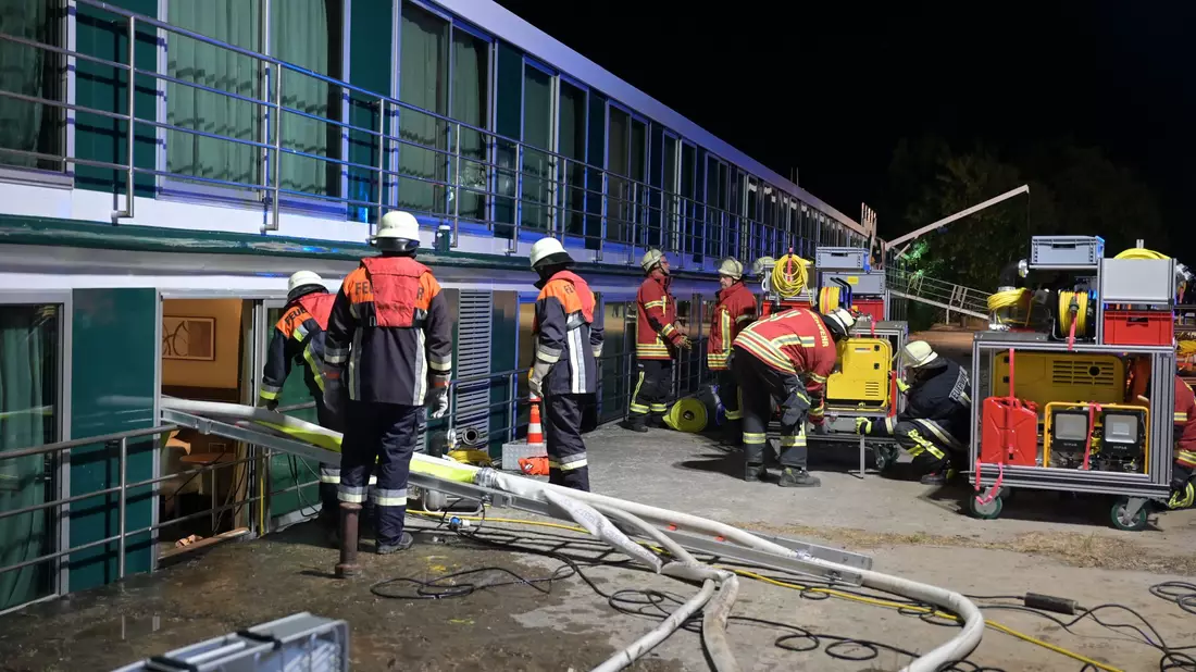 Die Feuerwehr beim havarierten Passagierschiff auf dem Main, Passagiere und Crewmitglieder wurden evakuiert. - Bild: Benedict Rottmann/Kreisbrandinspektion Main-Spessart/dpa