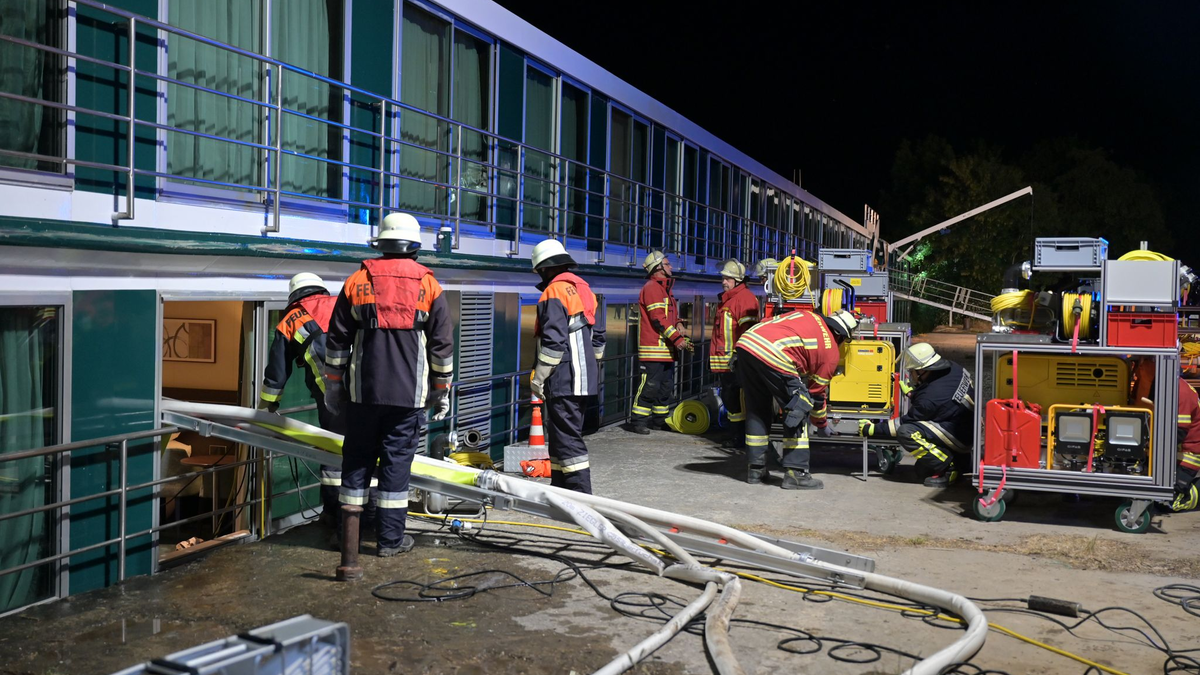Die Feuerwehr beim havarierten Passagierschiff auf dem Main, Passagiere und Crewmitglieder wurden evakuiert. - Foto: Benedict Rottmann/Kreisbrandinspektion Main-Spessart/dpa