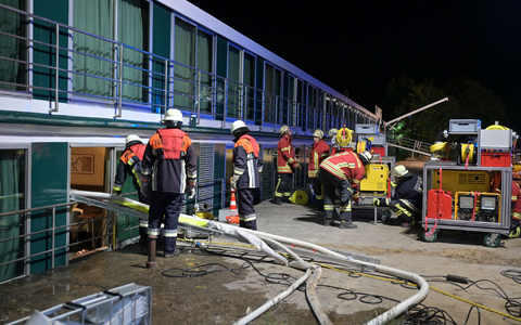 Die Feuerwehr beim havarierten Passagierschiff auf dem Main, Passagiere und Crewmitglieder wurden evakuiert. - Foto: Benedict Rottmann/Kreisbrandinspektion Main-Spessart/dpa