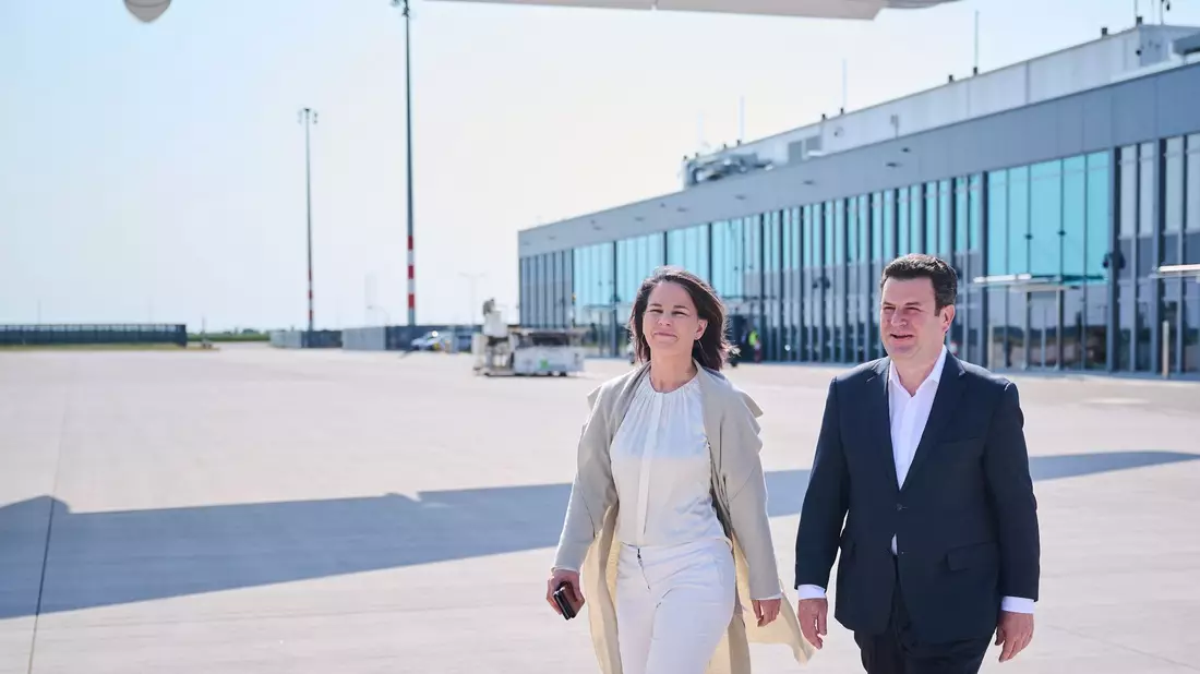 Annalena Baerbock und Hubertus Heil beginnen ihre gemeinsame Reise nach Brasilien. - Bild: Annette Riedl/dpa