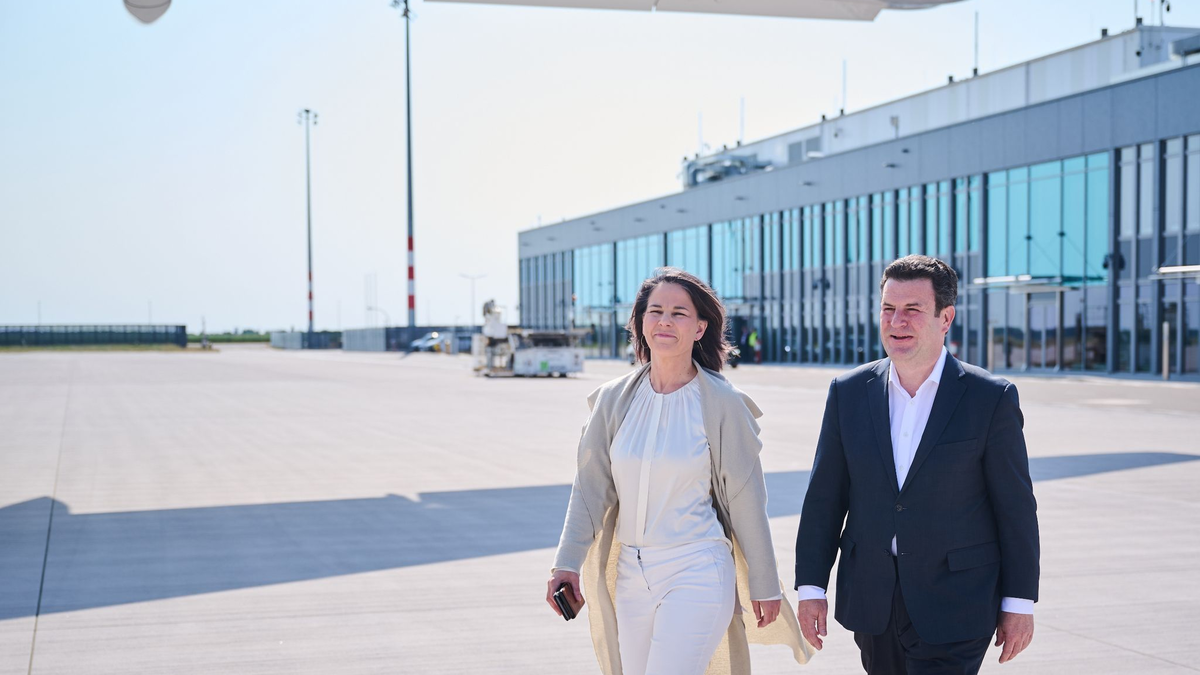 Annalena Baerbock und Hubertus Heil beginnen ihre gemeinsame Reise nach Brasilien. - Foto: Annette Riedl/dpa