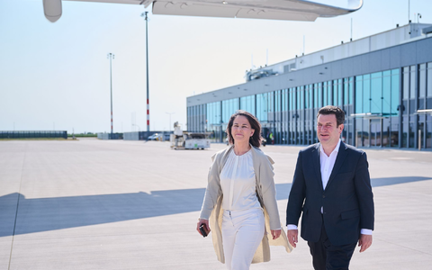 Annalena Baerbock und Hubertus Heil beginnen ihre gemeinsame Reise nach Brasilien. - Foto: Annette Riedl/dpa
