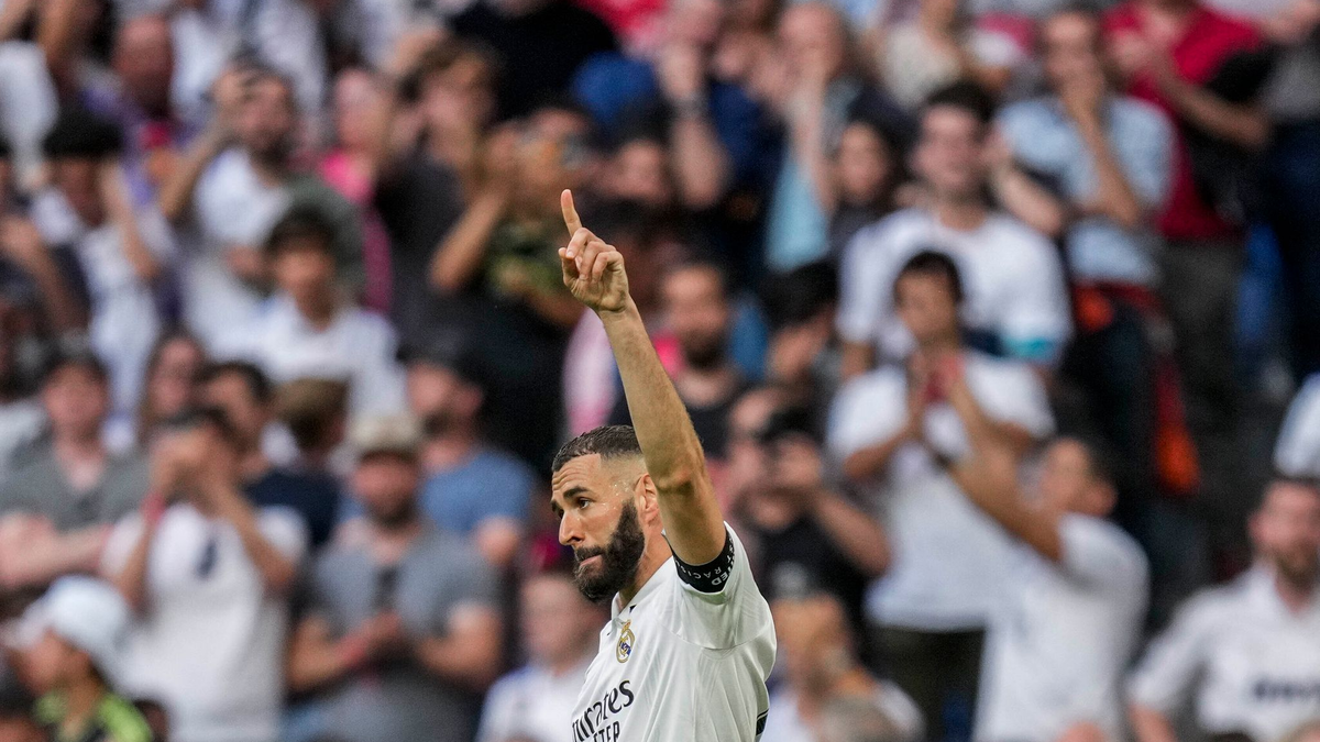Real-Stürmer Karim Benzema jubelt nach seinem Tor zum 1:1 in seinem letzten Spiel für die Madrilen. - Foto: Bernat Armangue/AP