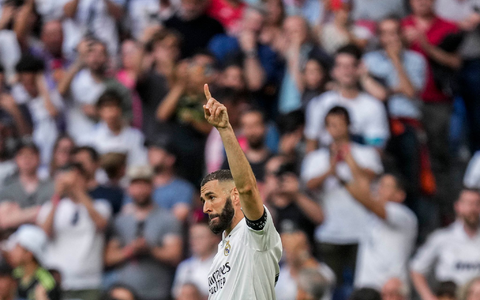 Real-Stürmer Karim Benzema jubelt nach seinem Tor zum 1:1 in seinem letzten Spiel für die Madrilen. - Foto: Bernat Armangue/AP
