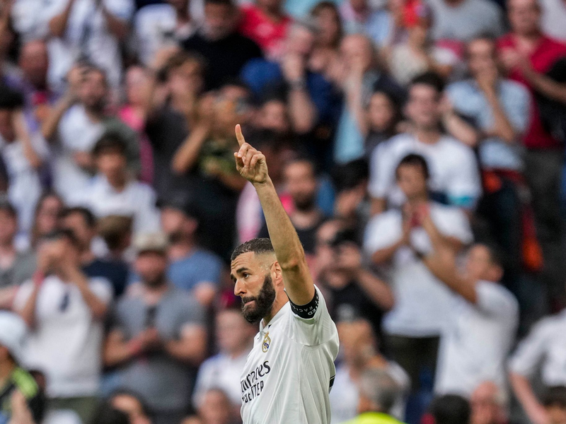 Real-Stürmer Karim Benzema jubelt nach seinem Tor zum 1:1 in seinem letzten Spiel für die Madrilen. - Foto: Bernat Armangue/AP