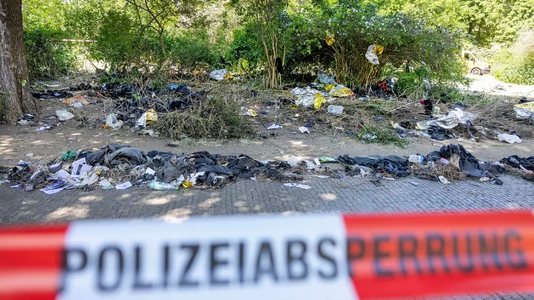 Nach den Krawallen: Leipzig am Sonntag. - Bild: Bernd März/dpa