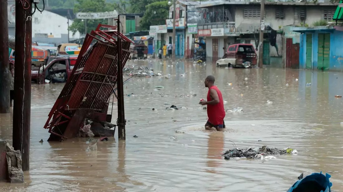 Heftiger Regen hat im Karibikstaat Haiti zu schweren Überschwemmungen geführt - so wie hier in der Hauptstadt Port-au-Prince. - Bild: Odelyn Joseph/AP
