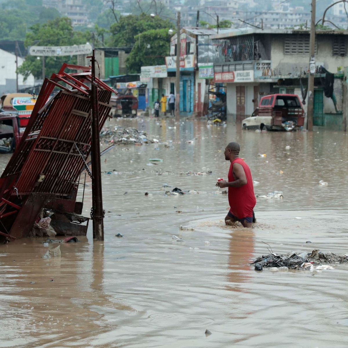 Heftiger Regen hat im Karibikstaat Haiti zu schweren Überschwemmungen geführt - so wie hier in der Hauptstadt Port-au-Prince. - Foto: Odelyn Joseph/AP