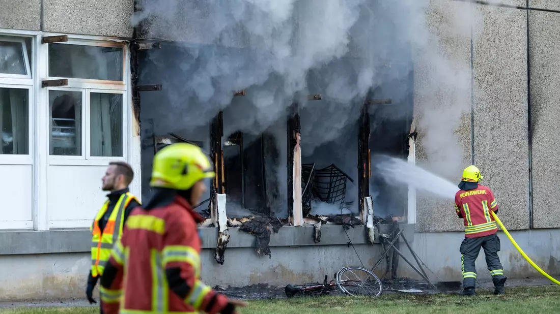 Die Feuerwehr löscht den Brand in der Flüchtlingsunterkunft. - Bild: Johannes Krey/Jkfotografie&tv/dpa-Zentralbild/dpa