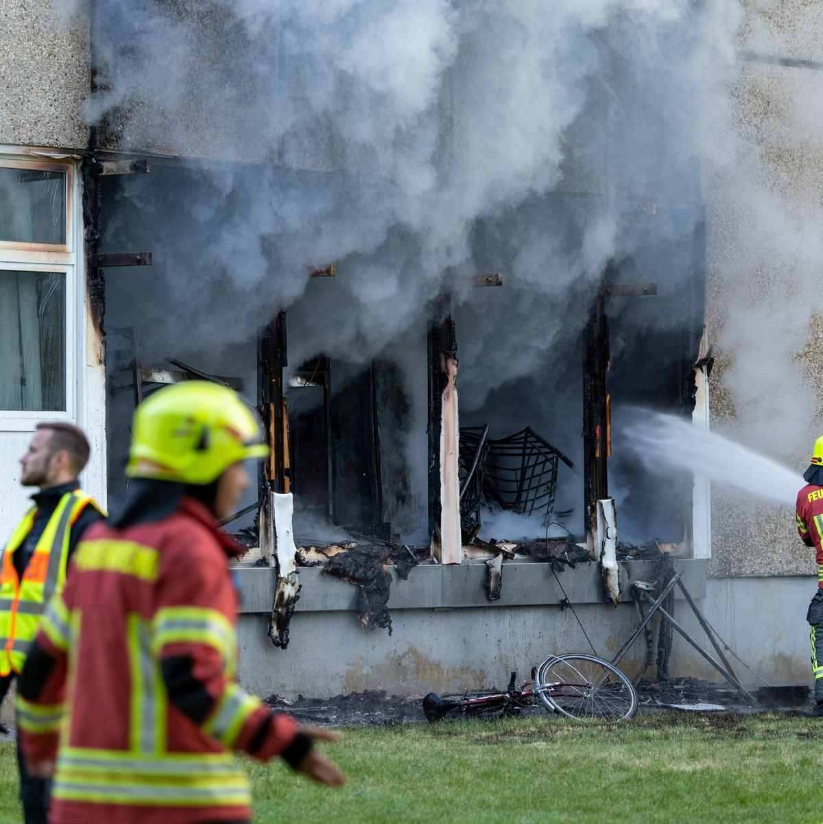 Die Feuerwehr löscht den Brand in der Flüchtlingsunterkunft. - Foto: Johannes Krey/Jkfotografie&tv/dpa-Zentralbild/dpa