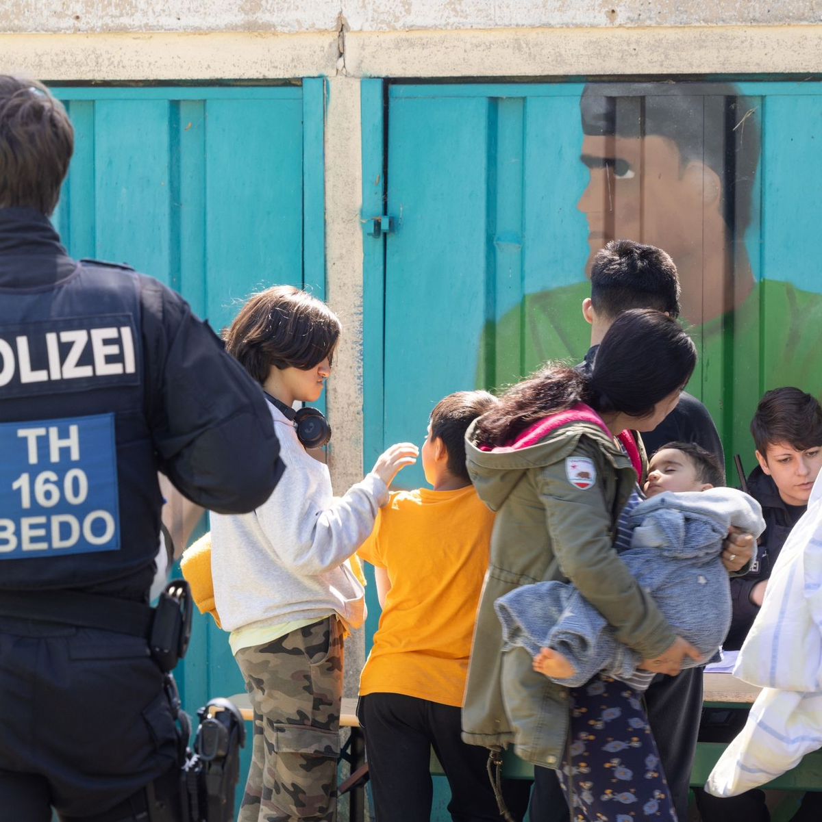 Geflüchtete werden nach dem Brand betreut. - Foto: Michael Reichel/dpa