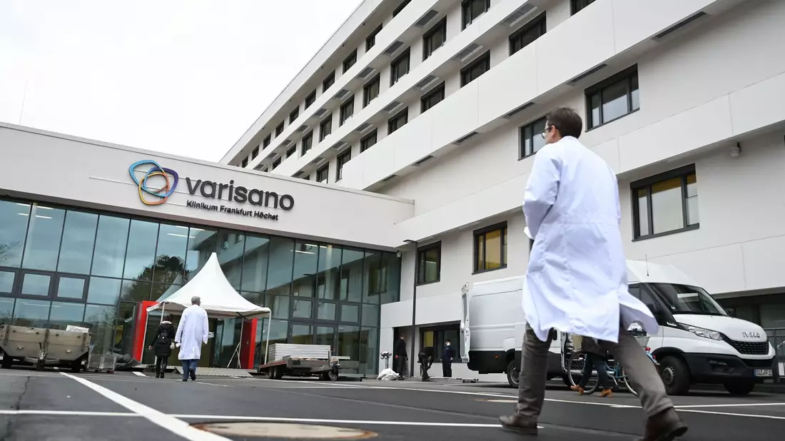 Das varisano-Klinikum im gleichnamigen Frankfurter Stadtteil ist eines von acht Kliniken in Frankfurt, die «Medizinische Soforthilfe nach Vergewaltigung» anbieten. - Bild: Arne Dedert/dpa