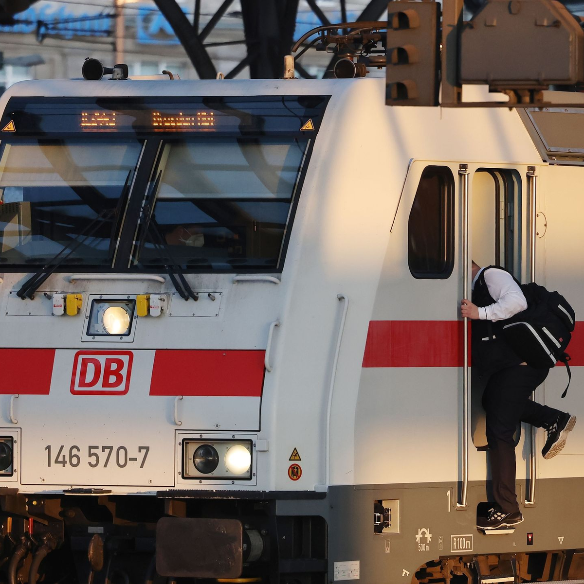 Ein Lokführer steigt in einen Triebwagen. - Foto: Oliver Berg/dpa