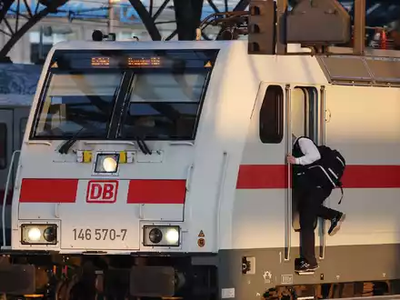 Ein Lokführer steigt in einen Triebwagen. - Foto: Oliver Berg/dpa