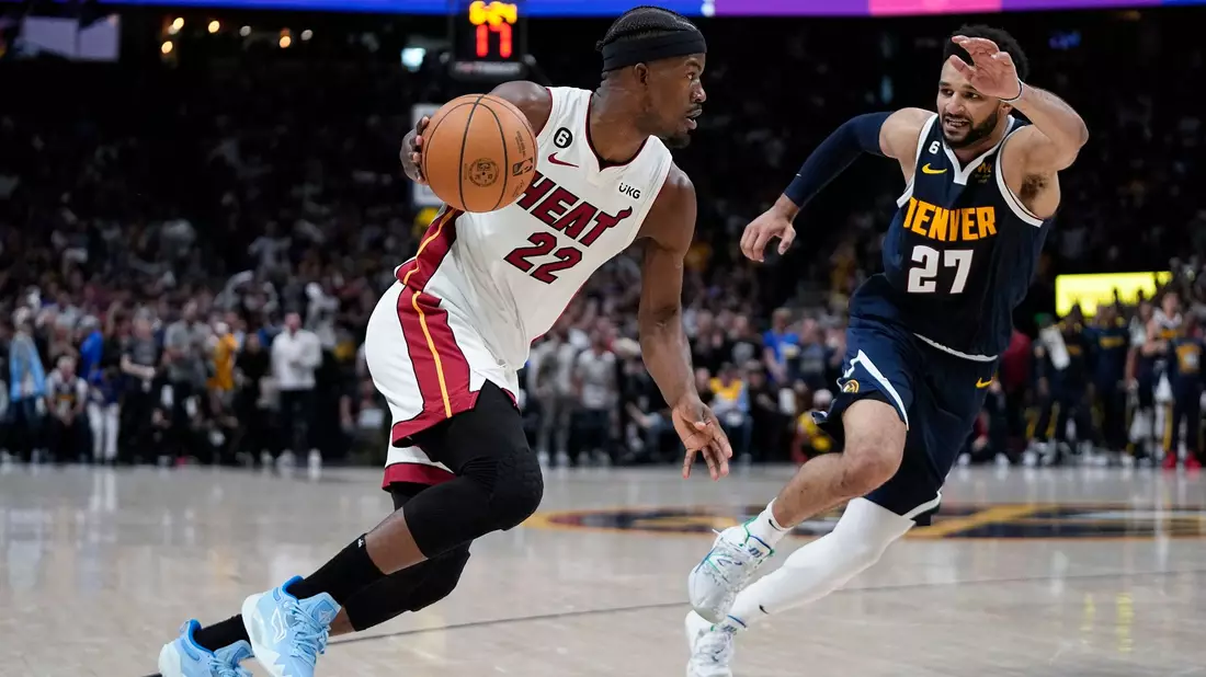 Miami Heat-Forward Jimmy Butler (l) bewegt den Ball, während er von Denver Nuggets-Guard Jamal Murray verteidigt wird. - Bild: Mark J. Terrill/AP
