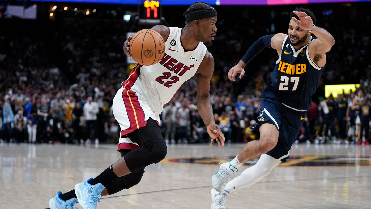 Miami Heat-Forward Jimmy Butler (l) bewegt den Ball, während er von Denver Nuggets-Guard Jamal Murray verteidigt wird. - Foto: Mark J. Terrill/AP