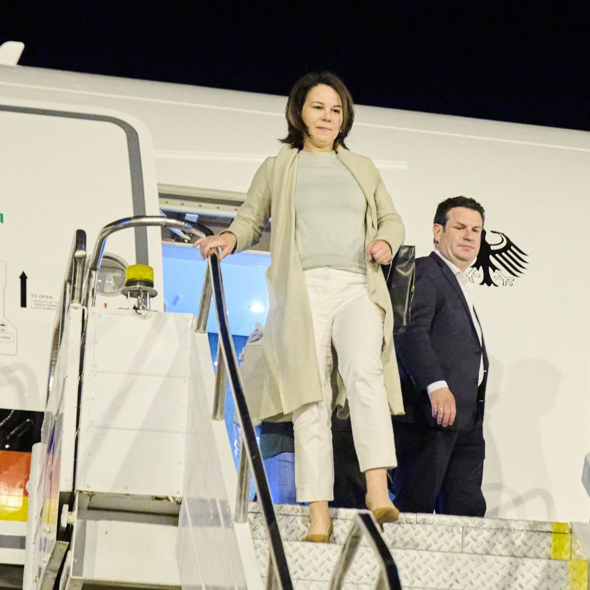 Bundesaußenministerin Annalena Baerbock (Grüne) und Bundesarbeitsminister Hubertus Heil (SPD) bei ihrer Ankunft in Brasilia. - Foto: Annette Riedl/dpa