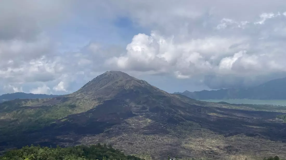 Blick auf den Mount Batur, einen der als heilig verehrten Vulkane im Nordosten von Bali. - Bild: Carola Frentzen/dpa