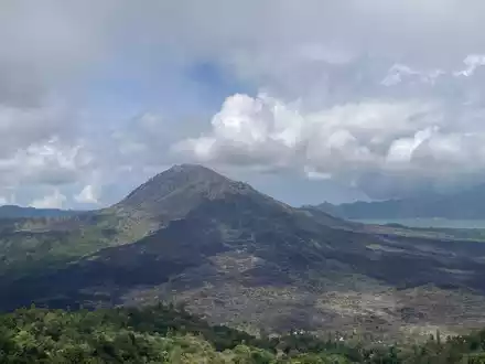 Blick auf den Mount Batur, einen der als heilig verehrten Vulkane im Nordosten von Bali. - Foto: Carola Frentzen/dpa