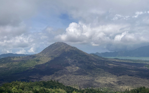 Blick auf den Mount Batur, einen der als heilig verehrten Vulkane im Nordosten von Bali. - Foto: Carola Frentzen/dpa