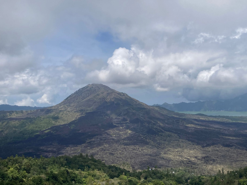Blick auf den Mount Batur, einen der als heilig verehrten Vulkane im Nordosten von Bali. - Foto: Carola Frentzen/dpa