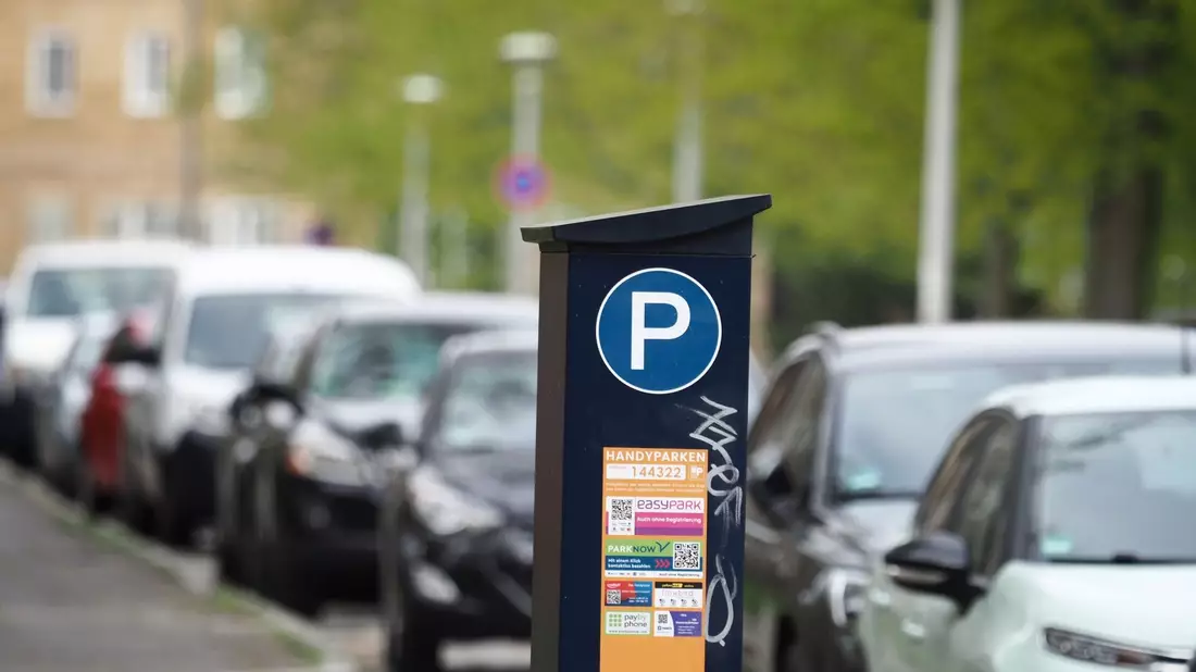 Die Gebühr für einen Parkschein pro Stunde sollte mindestens so hoch sein wie die Kosten für einen Einzelfahrschein in Bus und Bahn, fordert die Deutsche Umwelthilfe. - Bild: Soeren Stache/dpa