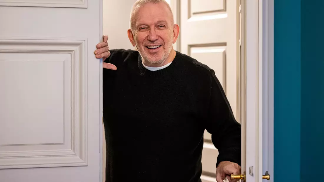 Der französische Modedesigner Jean Paul Gaultier, aufgenommen nach einem Interview. - Bild: Lennart Preiss/dpa