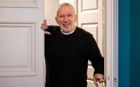 Der französische Modedesigner Jean Paul Gaultier, aufgenommen nach einem Interview. - Foto: Lennart Preiss/dpa