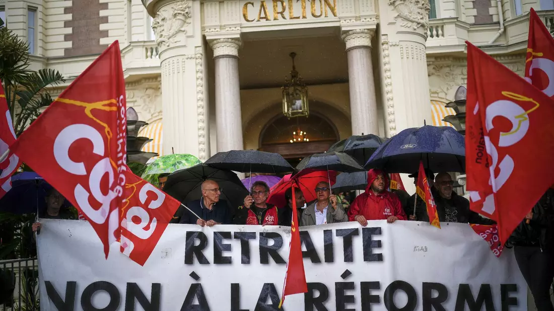 Protest gegen die Rentenreform in Cannes. Zu den erneuten Demonstrationen gegen die Reform werden am Dienstag 400.000 bis 600.000 Teilnehmer erwartet. - Bild: Daniel Cole/AP/dpa
