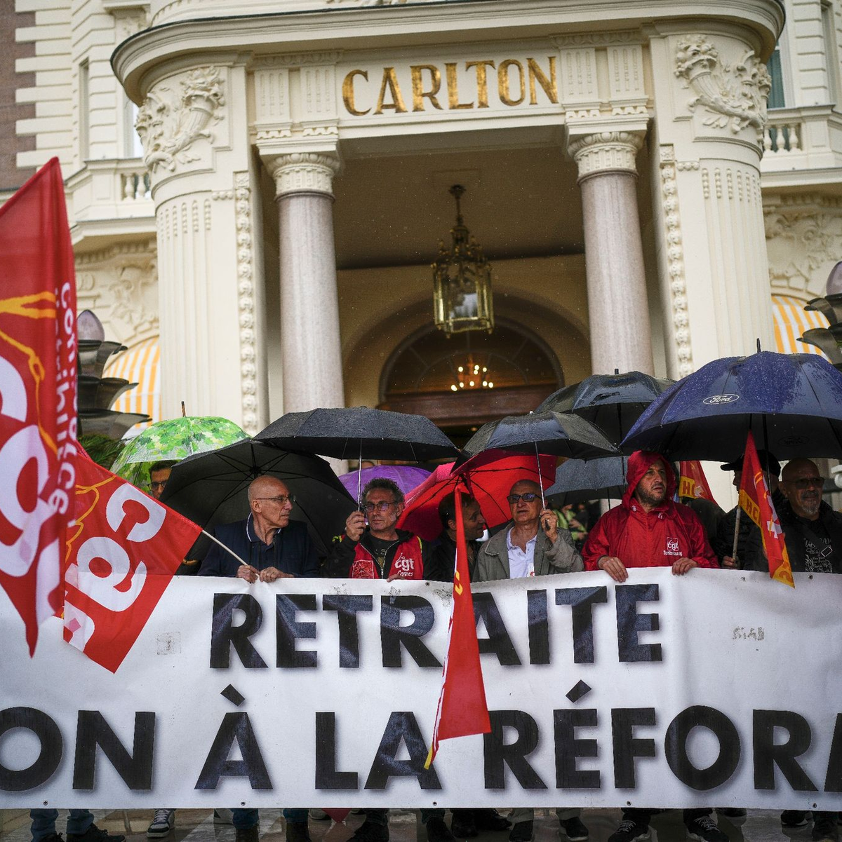 Protest gegen die Rentenreform in Cannes. Zu den erneuten Demonstrationen gegen die Reform werden am Dienstag 400.000 bis 600.000 Teilnehmer erwartet. - Foto: Daniel Cole/AP/dpa
