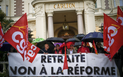 Protest gegen die Rentenreform in Cannes. Zu den erneuten Demonstrationen gegen die Reform werden am Dienstag 400.000 bis 600.000 Teilnehmer erwartet. - Foto: Daniel Cole/AP/dpa