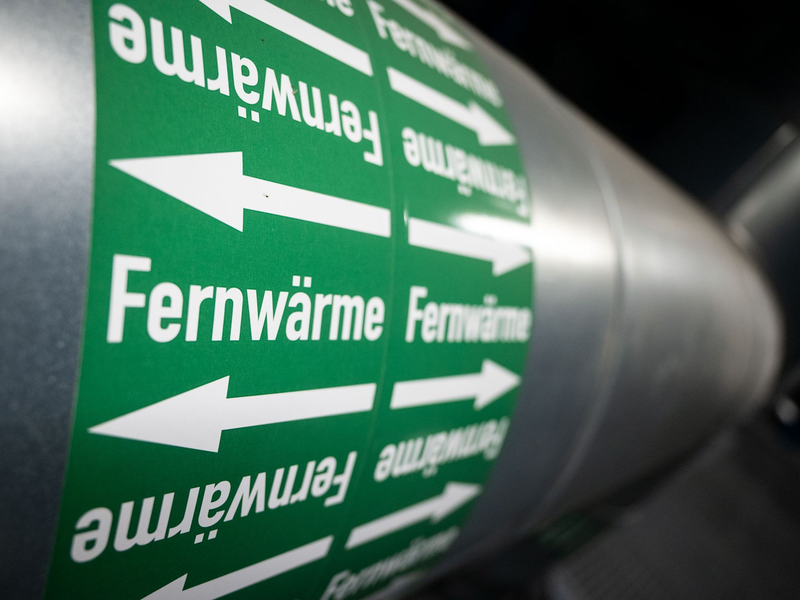 Der Deutsche Mieterbund warnt vor stark steigenden Kosten für Fernwärme. (Archivbild) - Foto: Marijan Murat/dpa