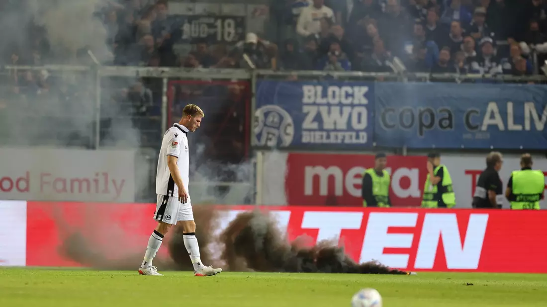 Marschiert mit Bielefeld in Richtung 3. Liga: Arminia-Ikone Fabian Klos. - Bild: Jörg Halisch/dpa