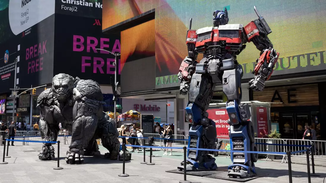 Übergroße Roboterfiguren stehen auf dem Times Square, um für den neuen «Transporters»-Film zu werben. - Bild: Vanessa Carvalho/ZUMA Press Wire/dpa