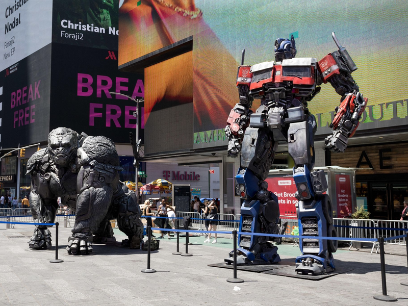 Übergroße Roboterfiguren stehen auf dem Times Square, um für den neuen «Transporters»-Film zu werben. - Foto: Vanessa Carvalho/ZUMA Press Wire/dpa