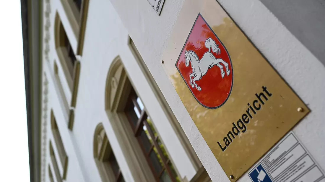 Ein Schild mit dem niedersächsischen Landeswappen am Eingang zum Landgericht Aurich. Dort wurde ein Prozess wegen Drogenhandels verhandelt. - Bild: Lars Penning/dpa