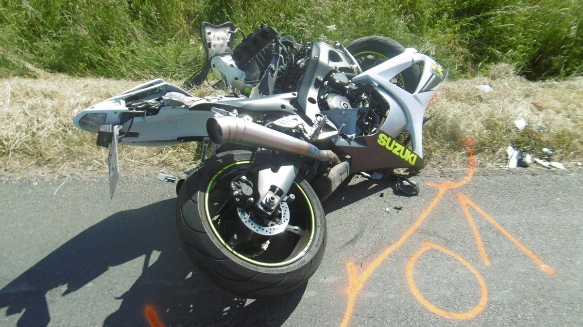 POL-KLE: Goch - Verkehrsunfall / PKW landet auf Dach in Graben, Beifahrerin schwer verletzt - Foto: presseportal.de