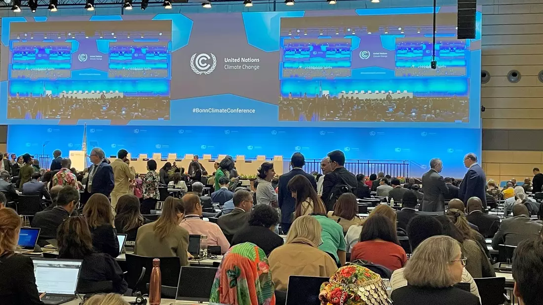 In Bonn haben sich Delegierte aus aller Welt zu zehntägigen Vorverhandlungen für die diesjährige Weltklimakonferenz in Dubai versammelt. - Bild: Christoph Driessen/dpa