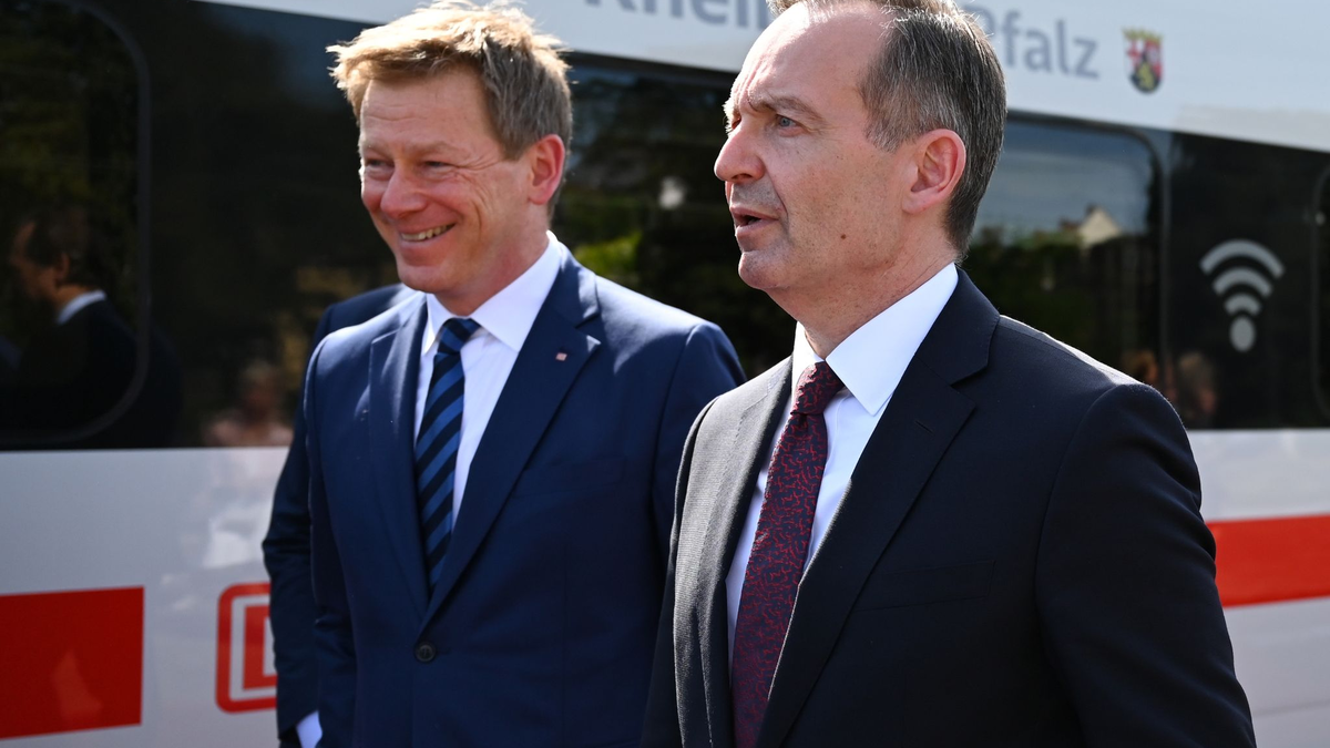 Verkehrsminister Volker Wissing (rechts) und Richard Lutz, Vorstandsvorsitzender der Deutschen Bahn (DB). - Foto: Arne Dedert/dpa