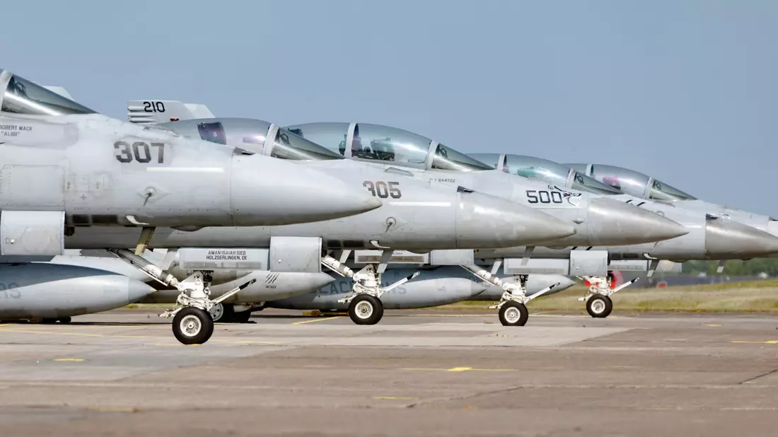 Jets vom Typ F18 der US-Marine parken auf dem Luftwaffenstützpunkt Hohn. Sie werden an der Übung «Air Defender 23» teilnehmen. - Bild: Markus Scholz/dpa