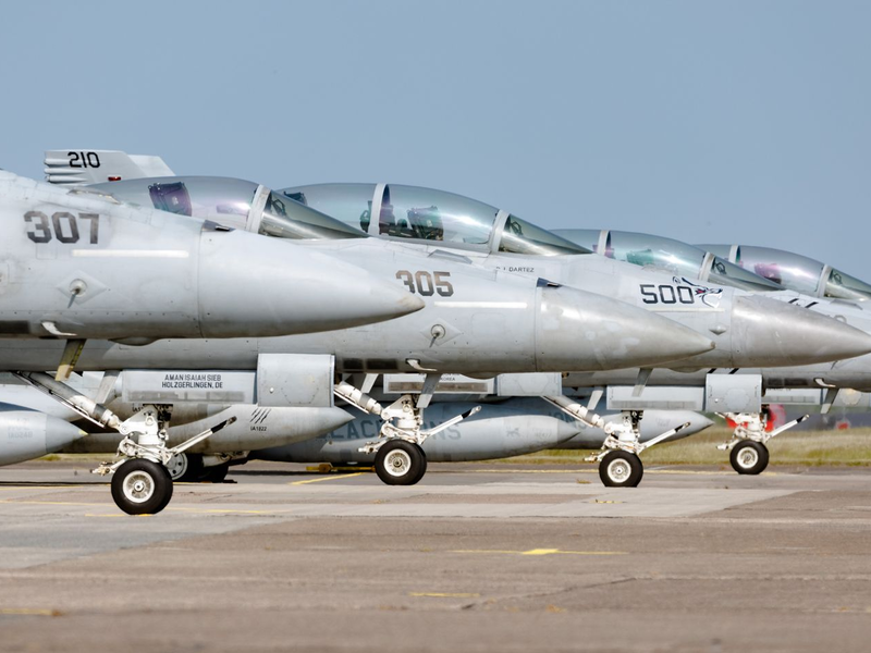 Jets vom Typ F18 der US-Marine parken auf dem Luftwaffenstützpunkt Hohn. Sie werden an der Übung «Air Defender 23» teilnehmen. - Foto: Markus Scholz/dpa