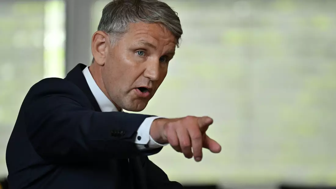 Den Thüringer AfD-Landesverband, dessen Chef Björn Höcke ist, stuft der Verfassungsschutz als gesichert rechtsextrem ein. - Bild: Martin Schutt/dpa