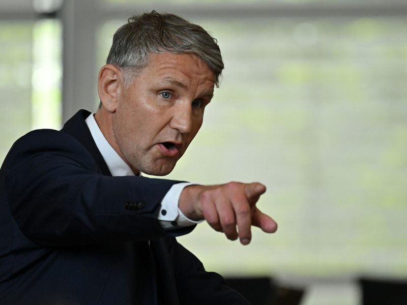 Björn Höcke soll im Dezember in Gera bei einer Versammlung den Spruch «Alles für Deutschland» verwendet haben, die verbotene Losung der Sturmabteilung (SA), der paramilitärischen Kampforganisation der NSDAP. - Foto: Martin Schutt/dpa